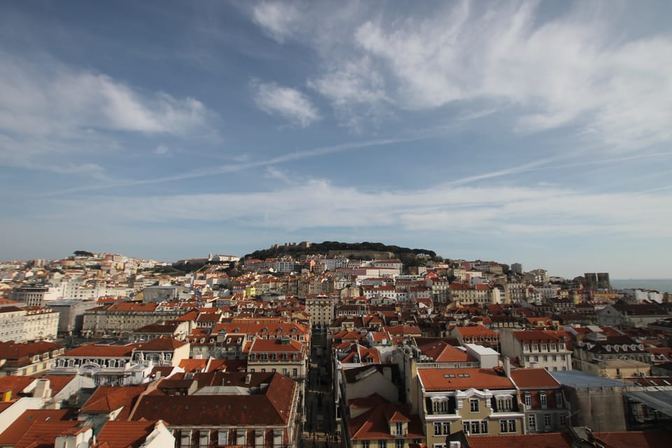 LISBON GRAND EXPERIENCE Tuktuk Tour in German - Alfama to Lisbon Cathedral: terraces, terraces, and more terraces