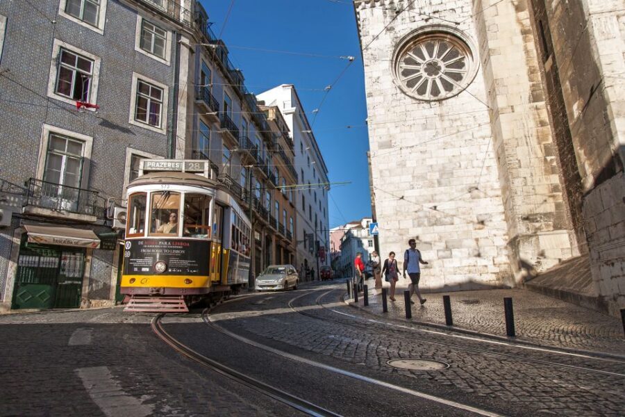 Lisbon Highlights 4H - Lisbon Cathedral and Commerce Square: old power, then a grand public stage