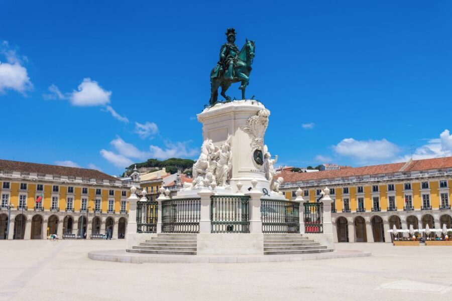 Lisbon: Hills Red Tram Tour by Tram 28 Route 24-Hour Ticket - Landmark Moments Through the Windows: Castelo São Jorge and Sé Catedral