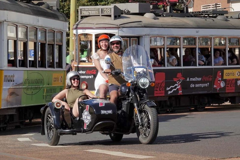 Lisbon : Historic Motorcycle Side-car Tour 1H - Praça do Comércio by the Tagus: Big-Square Lisbon and Easy Photos