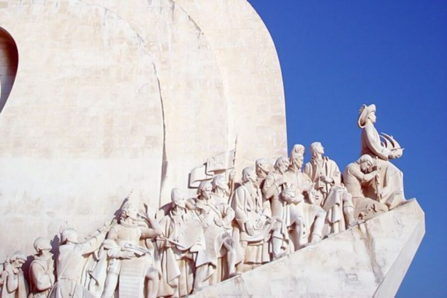 Lisbon in One Day: Full-Day Minivan Historic Tour - Lisbon Cathedral: the rose window and your quickest history lesson