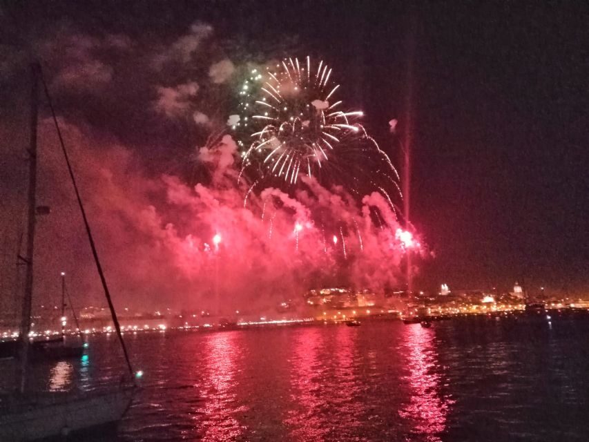 Lisbon: New Year's Eve Tagus River Cruise with Open Bar - Terreiro do Paço: your plan for the fireworks at midnight