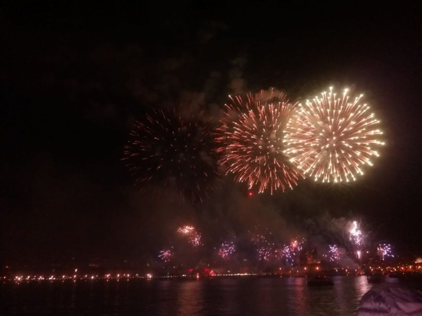 Lisbon: New Year's Eve Tagus River Cruise with Open Bar - Inside vs outside: how to stay comfortable when Lisbon is windy