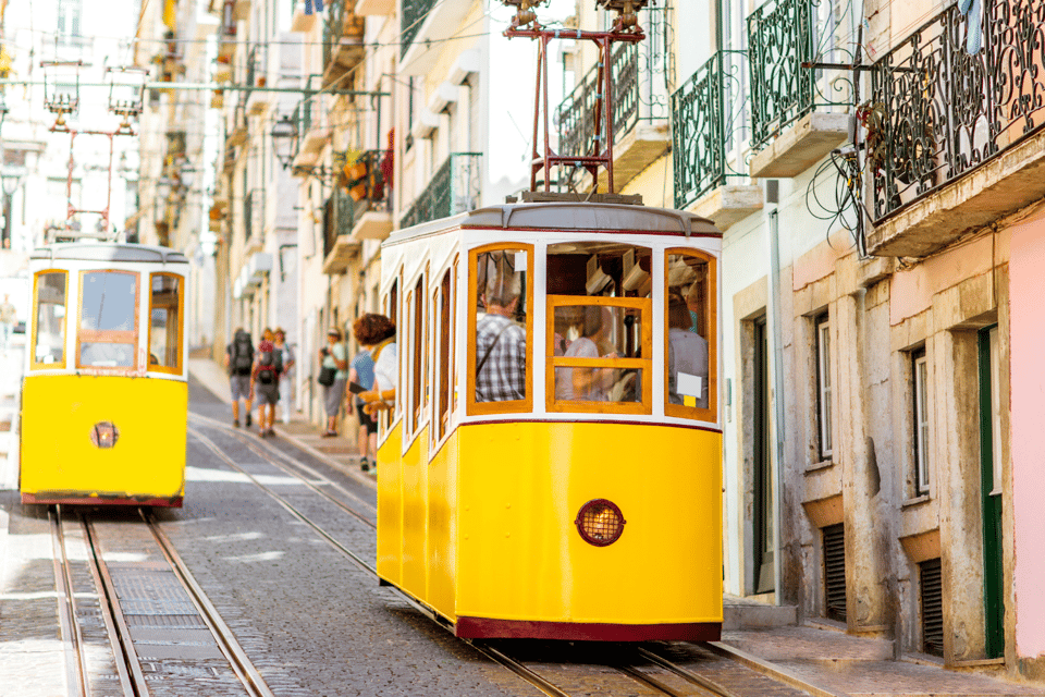 Lisbon on foot: From the hills to the river - Dutch guide - A Two-Hour Lisbon Walking Tour That Uses Language as a Superpower