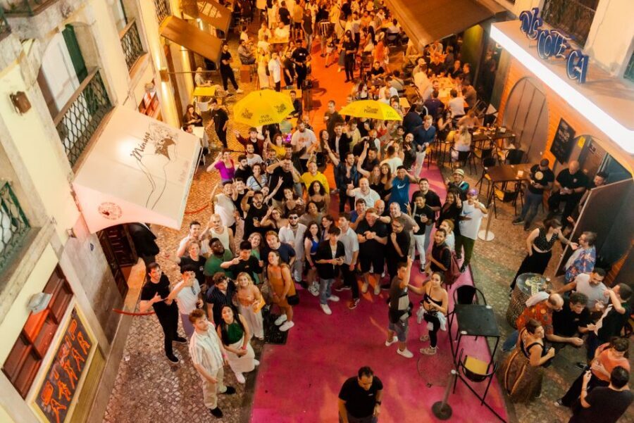 Lisbon PinkStreet Pubcrawl: 1hOpen Bar, Shots,VIP Club Entry - Finding the group at Praça Luís de Camões (no guesswork)