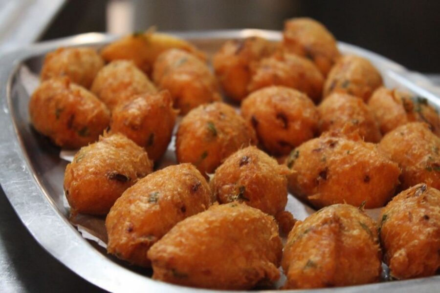 Lisbon: Portuguese Petiscos Tasting Tour by E-Bike - What the guides bring: how the storytelling affects your food choices