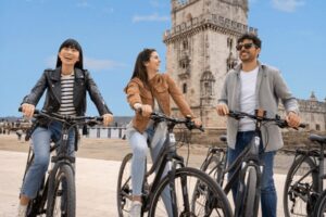 Lisbon: Private Boat Trip, Guided Walking Tour, Bike & Tram - Where you meet and how the day starts on the right foot