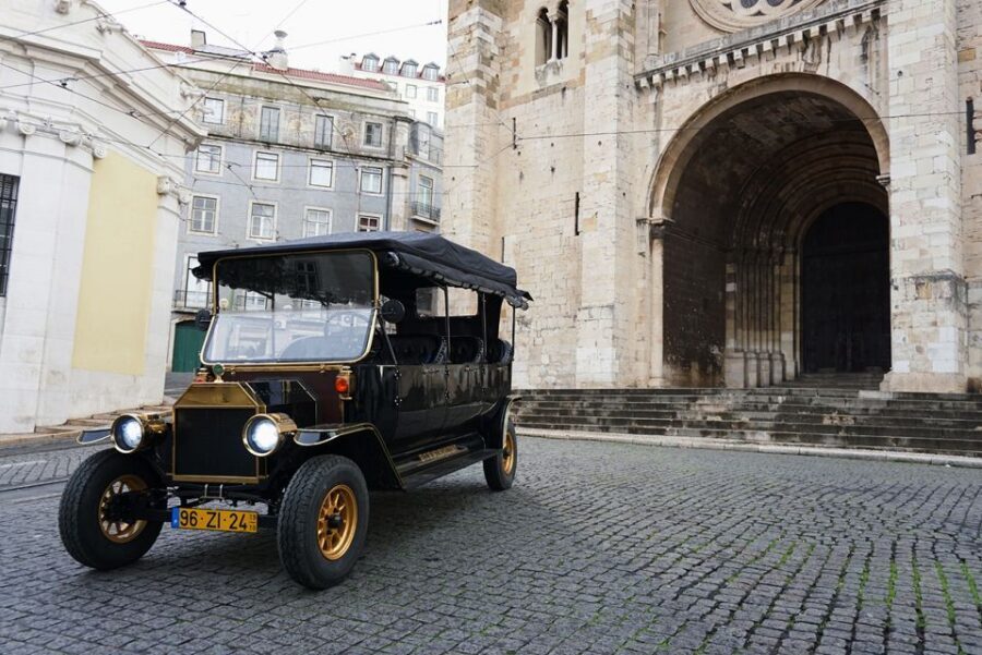 Lisbon: Private Guided Tuk-Tuk Tour with Hotel Pickup - Graça and Alfama: the narrow streets you actually want