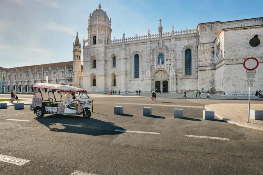 Lisbon: Private Guided Tuk-Tuk Tour with Hotel Pickup - São Vicente de Fora and Santa Engracia: stops with quiet character