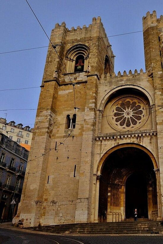 Lisbon: Private Tour by Tuk Tuk - Starting at Restauradores Square and the Rossio-to-Sintra thread