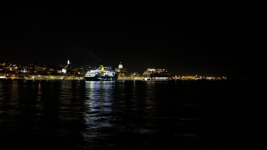 Lisbon: Sailing Tour by Night - Comfort and Pace: What 10–12 or 12–14 People Feels Like