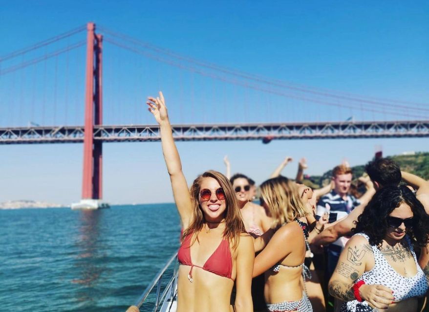Lisbon: Splash Boat Party the only all inclusive party + SUP - A 4-hour all-inclusive party on Lisbon’s water