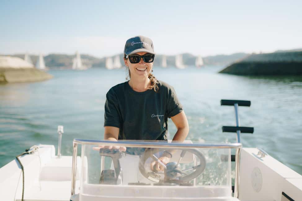 Lisbon: Sunset Boat Tour with Snacks & Drinks - Cruising the Tejo: north and south banks without the worst crowd energy
