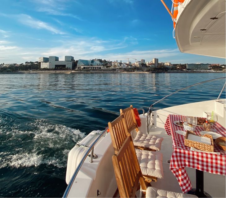 Lisbon: Sunset Boat Tour with Wine - The Sunset Window: When the River Becomes the Main Character
