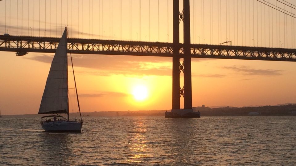 Lisbon: Sunset Cruise with Drinks and Snacks - São Jorge Castle and Alfama: hillside views you can’t fake