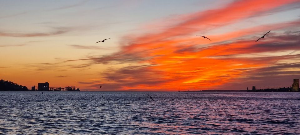 Lisbon: Tagus River Boat Sunset and Night Champagne Tour - Sunset on the Tagus: what you actually get in 2 hours