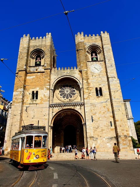 Lisbon: Tuk Tuk 1H30 Tour Old Town Complete with a Old Timer - A tuk tuk style tour that actually helps you enjoy Lisbon