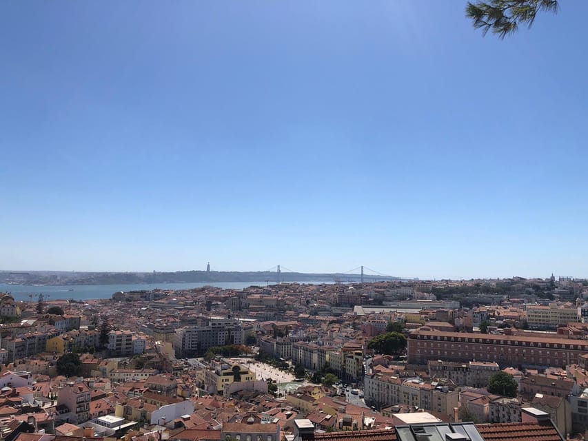 Lisbon: Tuk Tuk 1H30 Tour Old Town Complete with a Old Timer - Where you meet and how the 1.5-hour loop feels