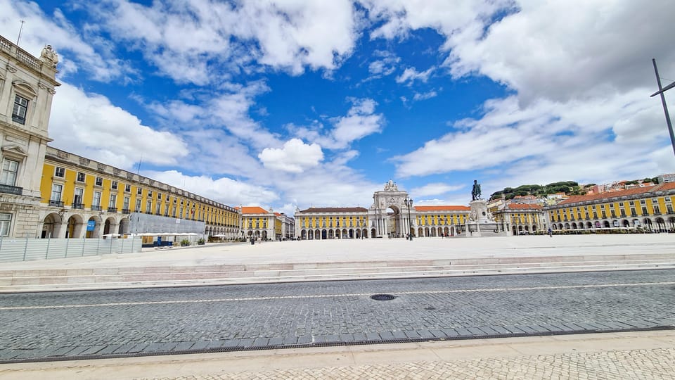 Lisbon: Tuk Tuk 2H Tour Lisbon with a Old Timer - Meeting at Praça da Figueira: start points you can actually find