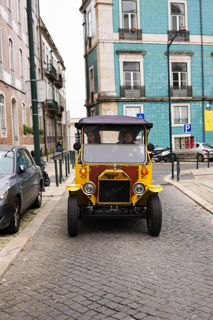 Lisbon: Tuk Tuk City tour with vintage car - Alfama on cobblestones: the oldest neighborhood, explained in motion