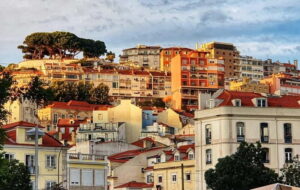 Lisbon: Tuk-Tuk Tour Historical Alfama old town private tour - Commerce Square and Saint Anthony: classic photo stops with helpful context