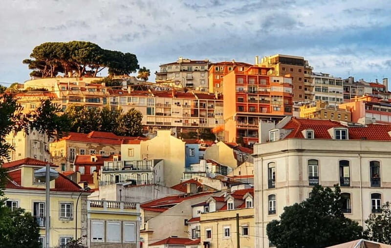 Lisbon: Tuk-Tuk Tour Historical Alfama old town private tour - Commerce Square and Saint Anthony: classic photo stops with helpful context