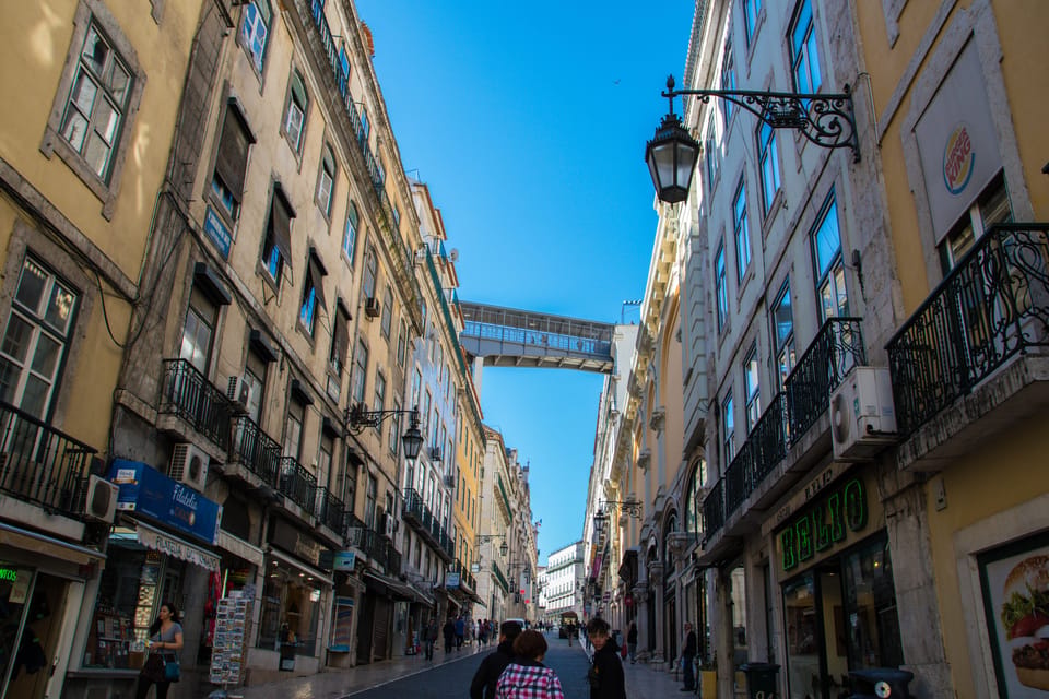 Lisbon's historic old town in a tuk-tuk in German - German-Speaking Guides: Claudio and Simon’s Strong Points