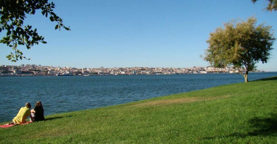 Lisbon’s South Side, River Tejo & 3-Hour Walking Tour - Getting started at Praça Luís de Camões