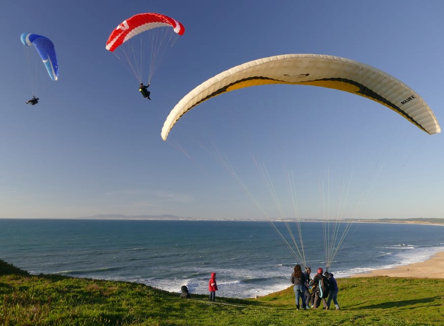 Nazare: Paragliding tandem flight - The flight itself: hovering over the beach and riding the air