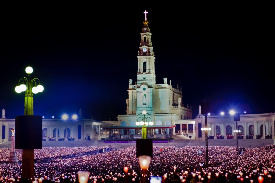 Night Trip to Fátima + Candlelight Procession - Holy Trinity Sanctuary and the Chapel of the Apparitions before the main moment