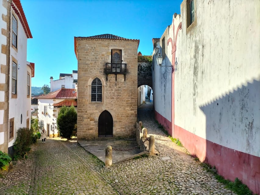 Óbidos (Medieval Town): Half-Day Private Tour from Lisbon - Craft windows, food cravings, and what to buy on Rua Direita
