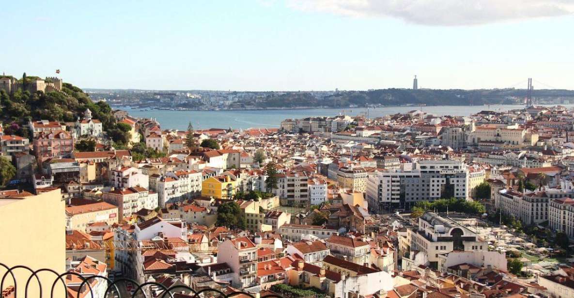 Old town of Lisbon on board of a tuk tuk- 1hour - Portas do Sol and Miradouro da Senhora do Monte: the best payoff per minute