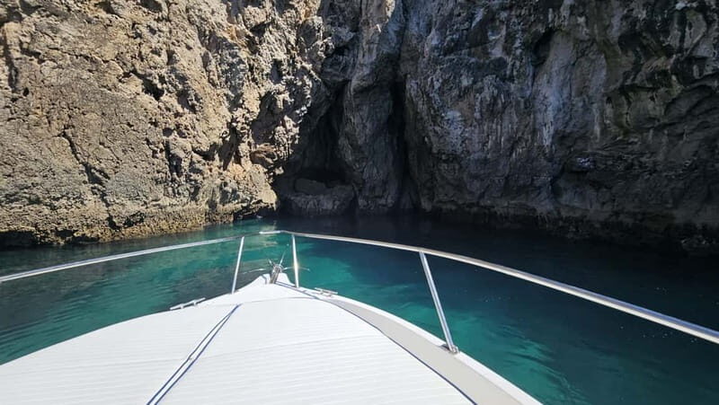 Passeio de Barco em Sesimbra (Publico/Compartilhado) - Cova da Mijona: More Sea Texture, Less Land Access