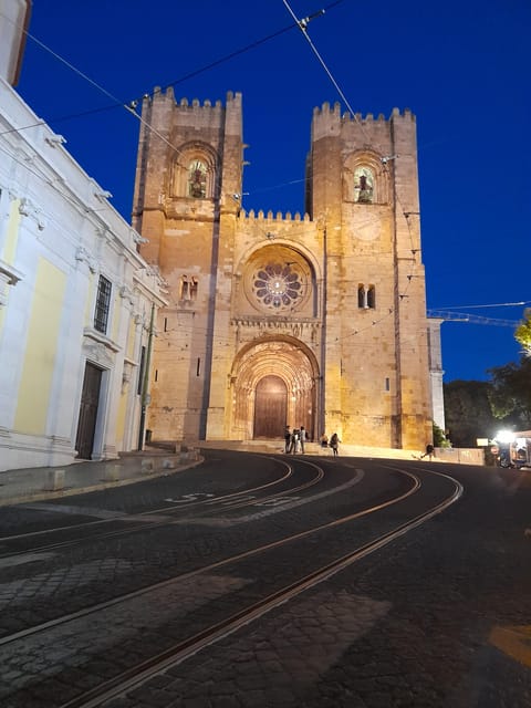 Privat Walking Tour in Alfama, Baixa, Chiado - Baixa de Lisboa and Praca do Comercio: big squares after tight lanes