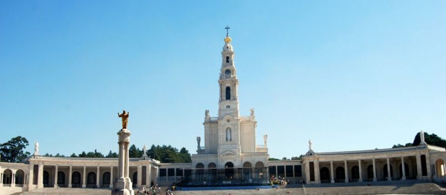 Private Fatima Half Day Tour from Lisbon - First stop: entering the Sanctuary of Fátima