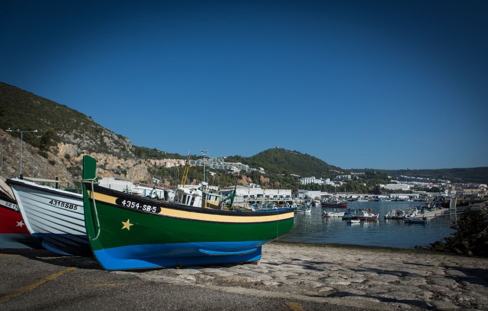 Private Lisbon Arrábida Wine Tour: Culture, Scenery & Wines - Azeitão Break: Lunch Time and a Reset Before the Second Tasting
