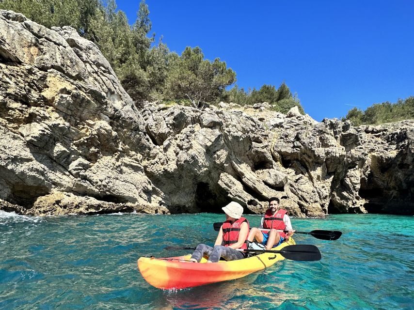 Sesimbra: Arrábida Natural Park Kayak Tour - The first paddle: guided 1.5 hours through sea caves and rock passages
