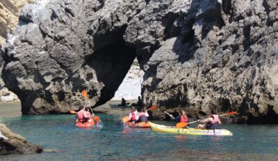Sesimbra: Ribeiro Cavalo Beach, Caves, & Arrábida Kayak Tour - Getting to the harbor and the 15-minute safety briefing