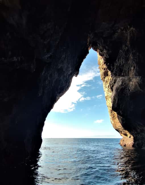 Sesimbra: Sesimbra and Espichel Grotto Tour - Tamboril Grotto: zenithal light and clear water you can feel