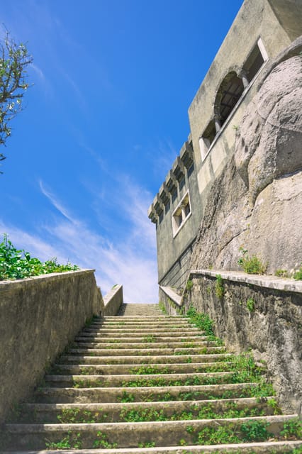 Sightseeing tour of Sintra Cascais natural park - Azenhas do Mar: Cliffside Village Stroll and Sea Views