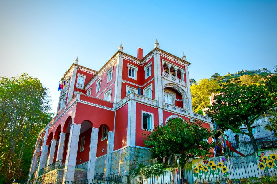 Sintra: -Sintra Sightseeing Tour With Tuk Tuk (1hr) - Stop 1: Sintra Palace and the royal-city feeling