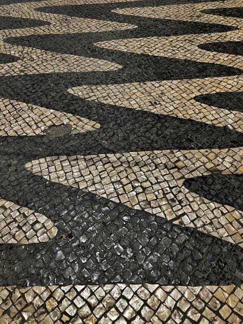 Лиссабон: сверху вниз под правдивые и вымышленные истории - The azulejo city map: turning Lisbon into a solvable puzzle